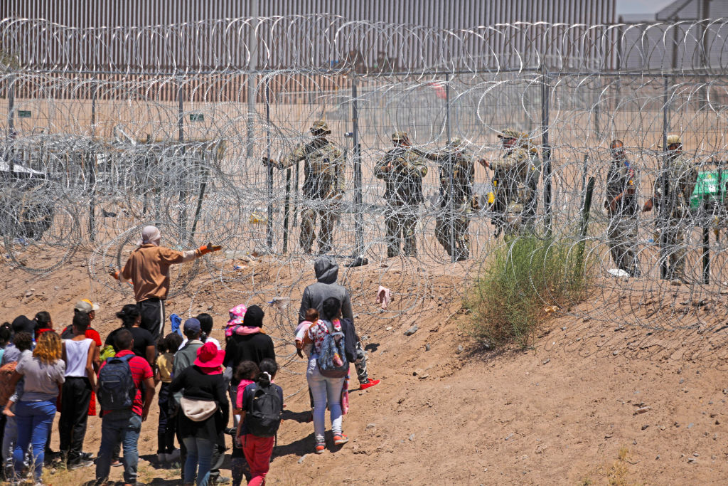 Encuentran en la frontera entre EE.UU. y México a una niña salvadoreña de 2 años que viajaba sola