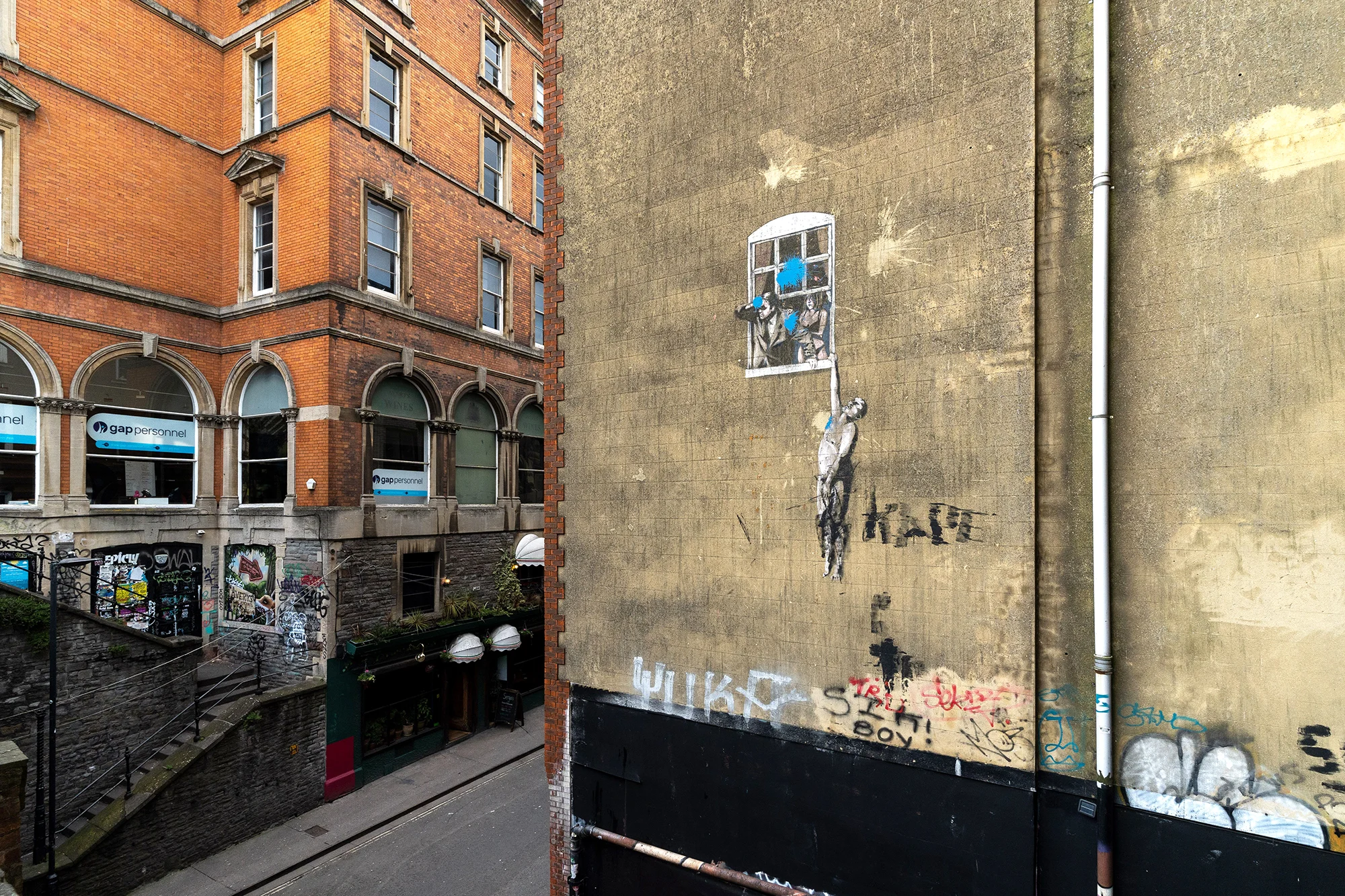 Subastarán mural de Banksy en Reino Unido: se vende junto al edificio donde fue creado en Bristol